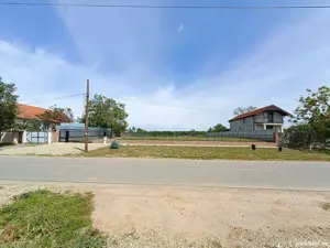 teren intravilan cu casă