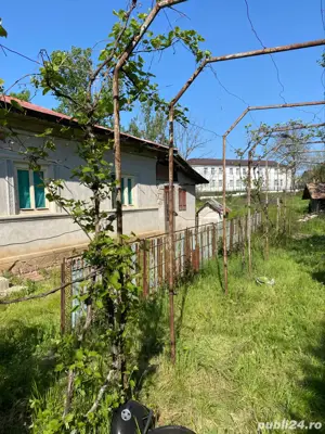 Casă de vânzare cu teren.