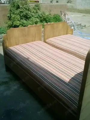 Mobilier stil, furnir de nuc