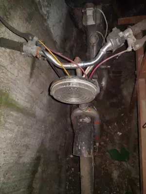 Moped cu pedale vechi,motoreta veche cu pedale,fara acte,funct.cand a fost achizitionat?SIMSONETA ?