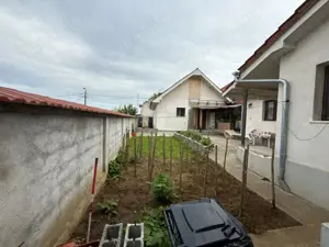 159000  -2 case intr-o curte, teren 400mp,  mobiliat, utilate