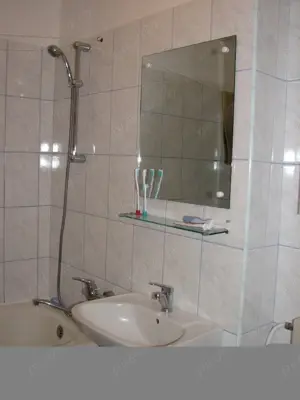 Situata într-o oaza de verdeata,acompaniata de ciripitul pasarelelor - imagine 7