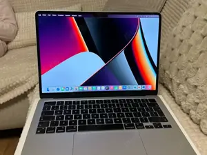 MacBook Air M2 13.6-inch 8GB memorie unificata si 256GB SSD, Starlight