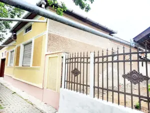 Casă din cărămidă, cu 3 camere și garaj în curte, in zonă centrală