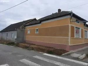 Casă din carămidă cu 4 camere, bucatarie si baie in zonă centrală