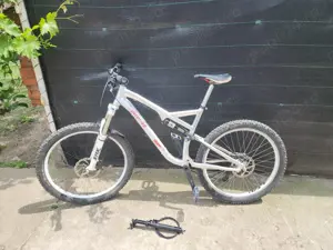 Vând bicicletă de teren DH Specialized cadru L 1 9 Shimano XT.