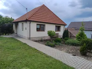 Casă de vânzare în Teaca   985 mp teren, utilități complete