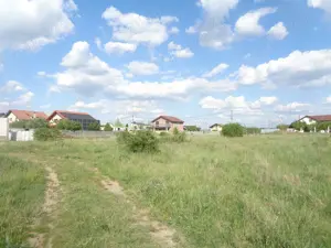 Loc de casa 590 mp, front stradal 21 ml,  in loc. Sanleani aproape de gradinita