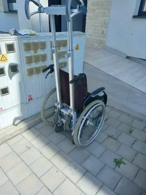 ELEVATOR pășitor pe trepte pentru persoane cu handicap. 