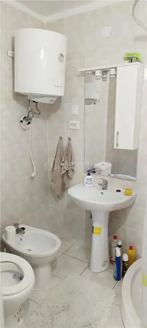 MOLDOVA NOUA, zona centrala, Casa 4 camere, 2 bai si garaj - imagine 16