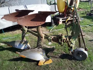 Vând utilaje agricole u 445 plug reversibil cu două trupițe și o remorcă cu o axă  - imagine 5