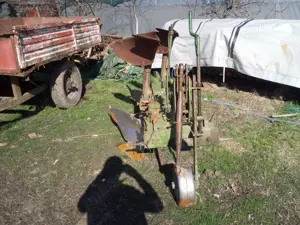 Vând utilaje agricole u 445 plug reversibil cu două trupițe și o remorcă cu o axă  - imagine 4