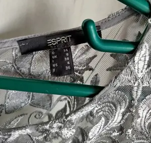 Vând rochie nouă  - imagine 2