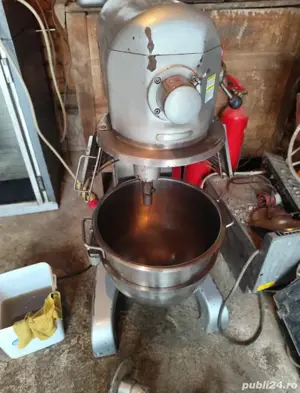 Vând mixer planetar dynasty dought mixer cu accesorii