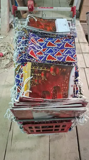 Carucior de supermarket cu sute de pungi de cadouri