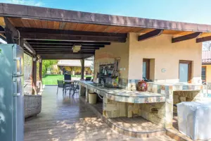 Vilă cu parc, piscină, jacuzzi și foișor, panouri fotovoltaice - imagine 13