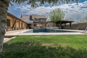 Vilă cu parc, piscină, jacuzzi și foișor, panouri fotovoltaice - imagine 11