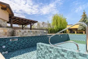 Vilă cu parc, piscină, jacuzzi și foișor, panouri fotovoltaice - imagine 15