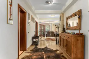 Vilă cu parc, piscină și foișor – ideală pentru locuire sau business