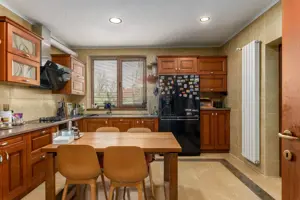 Vilă cu parc, piscină, jacuzzi și foișor, panouri fotovoltaice - imagine 7