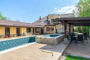 Vilă cu parc, piscină, jacuzzi și foișor, panouri fotovoltaice - imagine 16