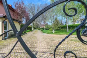 Vilă cu parc, piscină, jacuzzi și foișor, panouri fotovoltaice - imagine 19