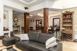 Vilă cu parc, piscină, jacuzzi și foișor, panouri fotovoltaice - imagine 3