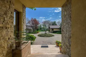 Vilă cu parc, piscină, jacuzzi și foișor, panouri fotovoltaice - imagine 9