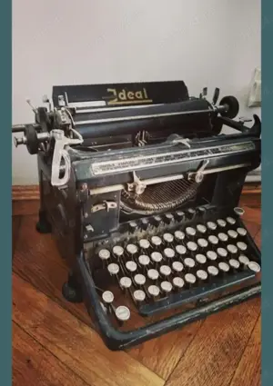 Decor:veche masina scris si valiza,geamantan vintage