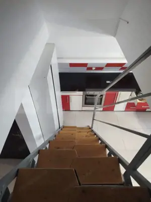 Apartament 3 camere, 48 mp | Etaj 3 | Curte comună și parcare.