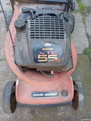 masina de tuns gazon pe benzina.