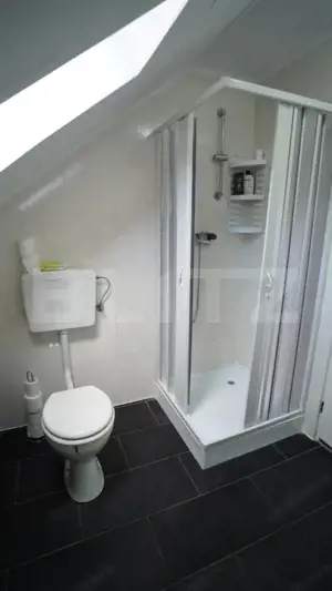 Casa de vanzare cu piscina - imagine 13