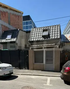 Casa spatioasa cu 4 camere, 103 mp, curte 70 mp, zona 13 Septembrie