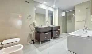 Priveliste spre masivul Postavarul - imagine 8