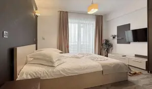 Priveliste spre masivul Postavarul - imagine 5