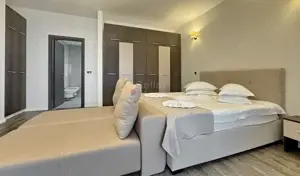 Priveliste spre masivul Postavarul - imagine 13