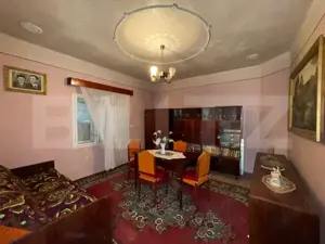 Casa de vanzare, cu 2 camere, 120 mp + teren de 1207 mp, zona Cărăstău