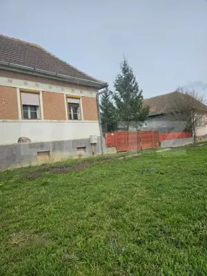 Casă bătrânească cu teren generos, în localitatea Dedrad – la 10 km de Reghin
