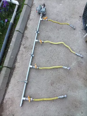 Vând distribuitor gaz cu regulator pentru patru butelii.