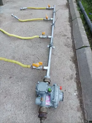 Vând distribuitor gaz cu regulator pentru patru butelii. - imagine 2