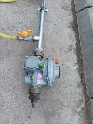 Vând distribuitor gaz cu regulator pentru patru butelii. - imagine 3