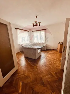 Casă / Vilă cu 3 camere de vânzare în zona Vest