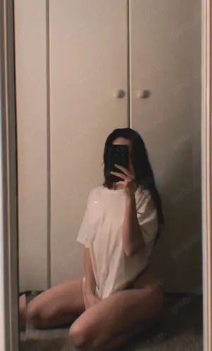 Tânără, naturală și atentă la detalii