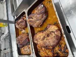 Platou cu friptura asortata pentru masa de Crăciun și revelion.