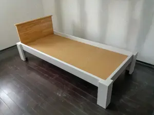 Pat din lemn masiv confectionat din dulap de brad si fag