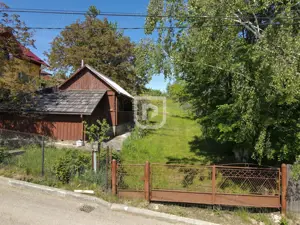 Casa bătrânească cu foișor și teren - imagine 3