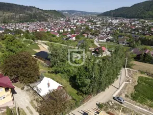 Casa bătrânească cu foișor și teren - imagine 9