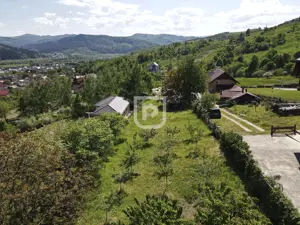 Casa bătrânească cu foișor și teren