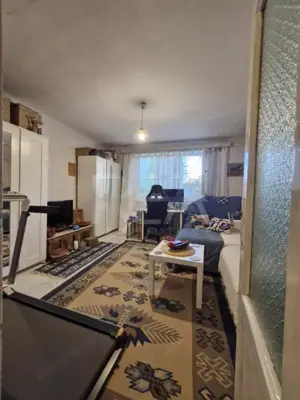 Casă bătrânească cu 3 camere în spatele stadionului Olimpia din Vitan 