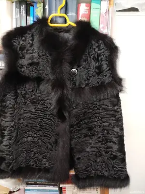 Vind set haina blana si vesta din astrahan. - imagine 2